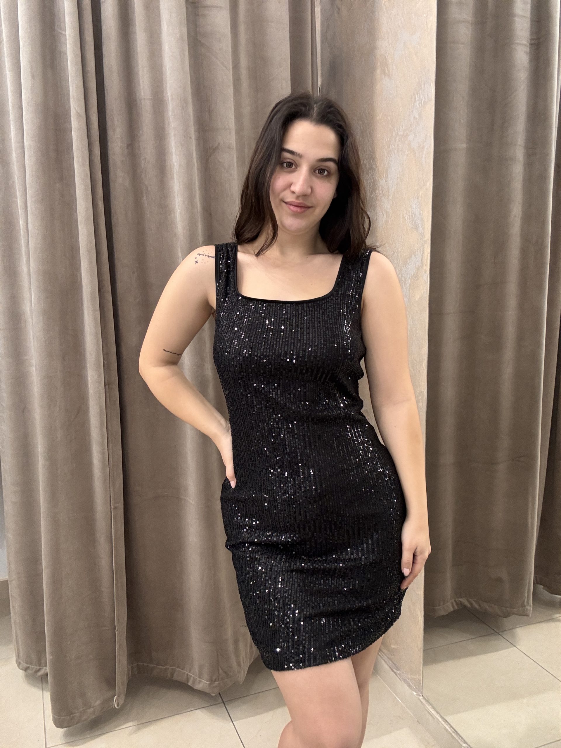 Μαύρο mini φόρεμα με παγιέτες και εφαρμοστή γραμμή
