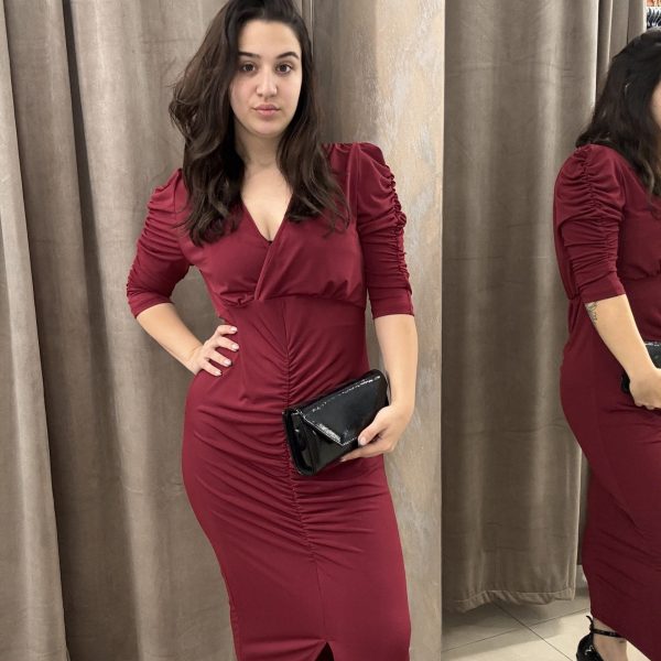 Μπορντό midi φόρεμα με κρουαζέ ντεκολτέ και σούρες