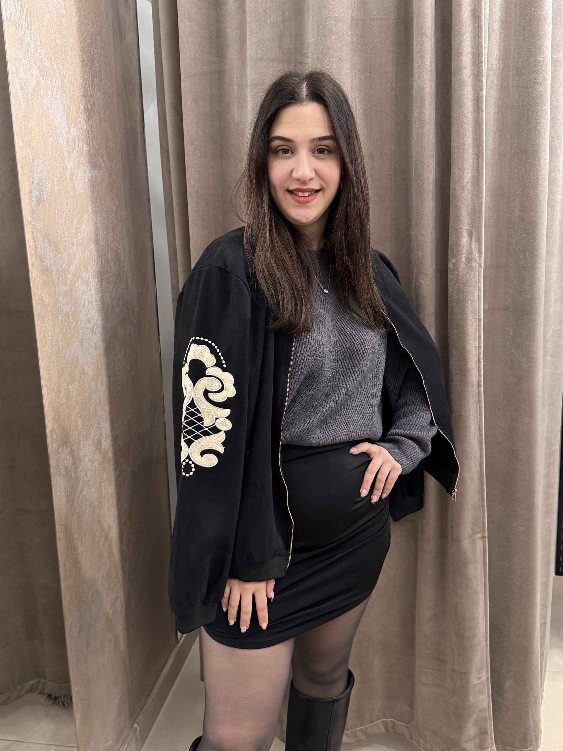 Μαύρο Bomber Jacket με εκρού κέντημα