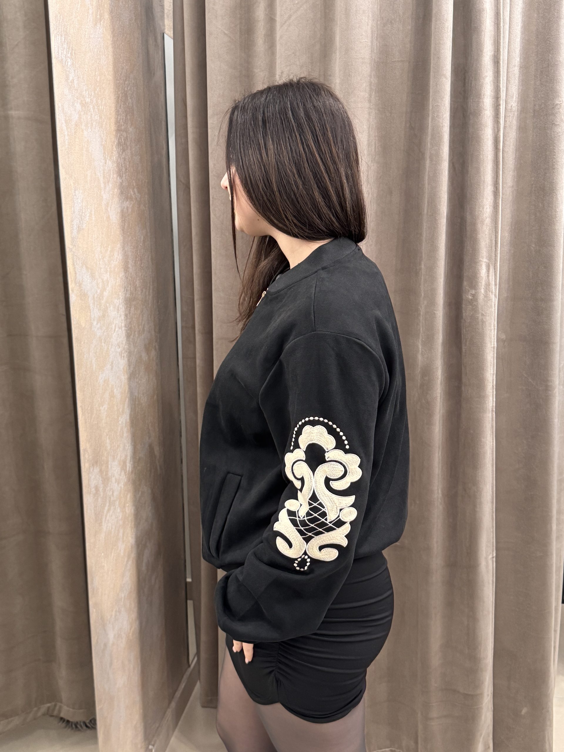 Μαύρο Bomber Jacket με εκρού κέντημα - Image 2