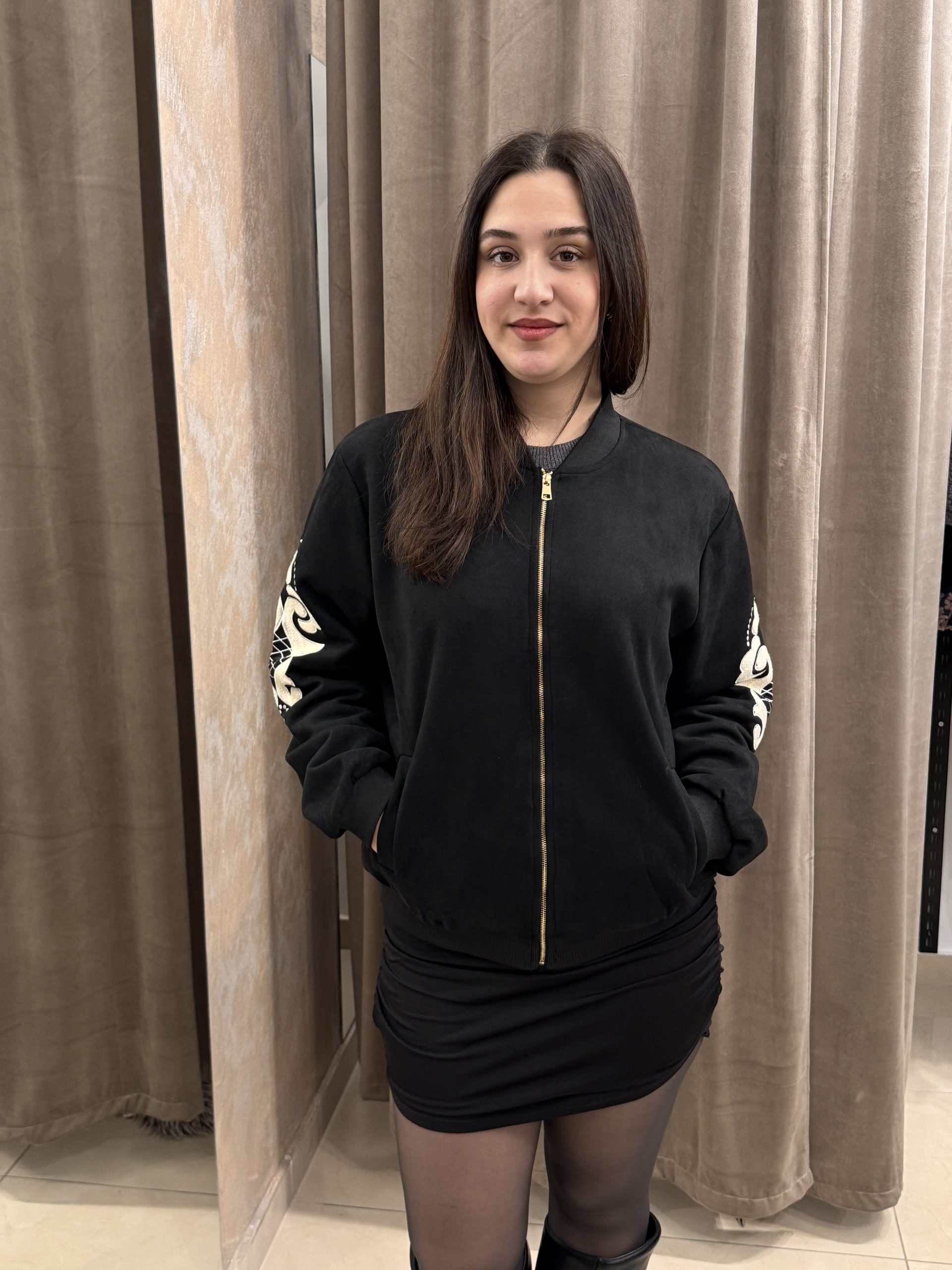 Μαύρο Bomber Jacket με εκρού κέντημα - Image 3