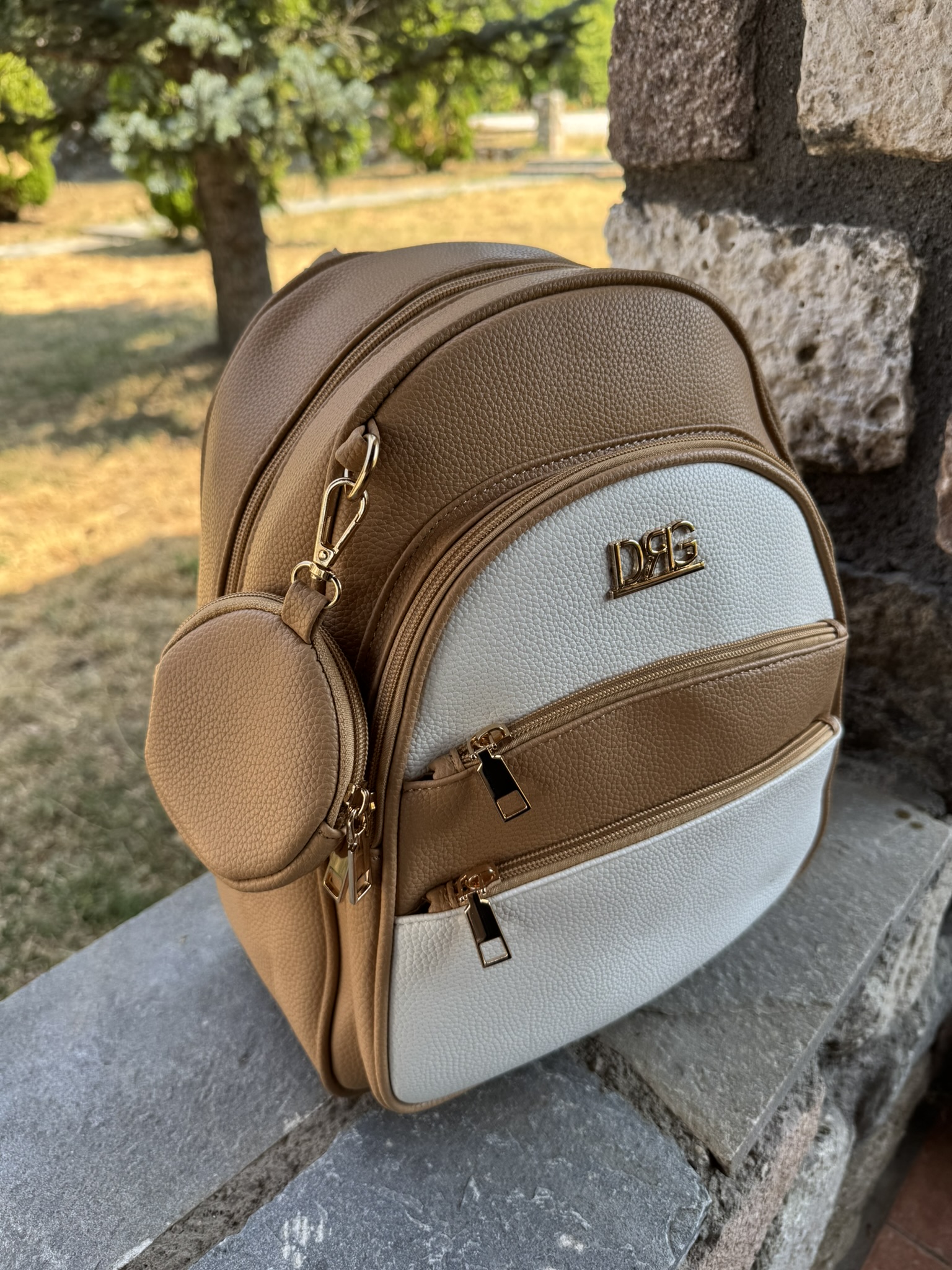Δίχρωμο Backpack Ταμπά–Λευκό με Χρυσές Λεπτομέρειες - Image 2