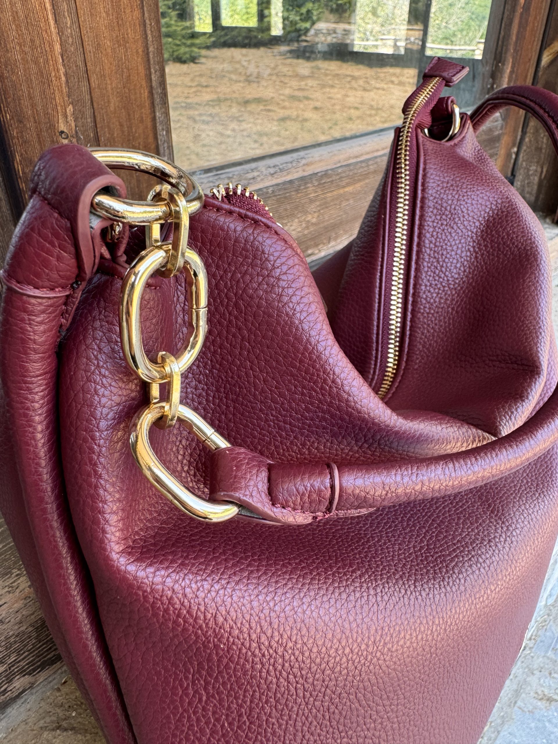 Τσάντα Ώμου Burgundy Elegance με Χρυσές Λεπτομέρειες - Image 2