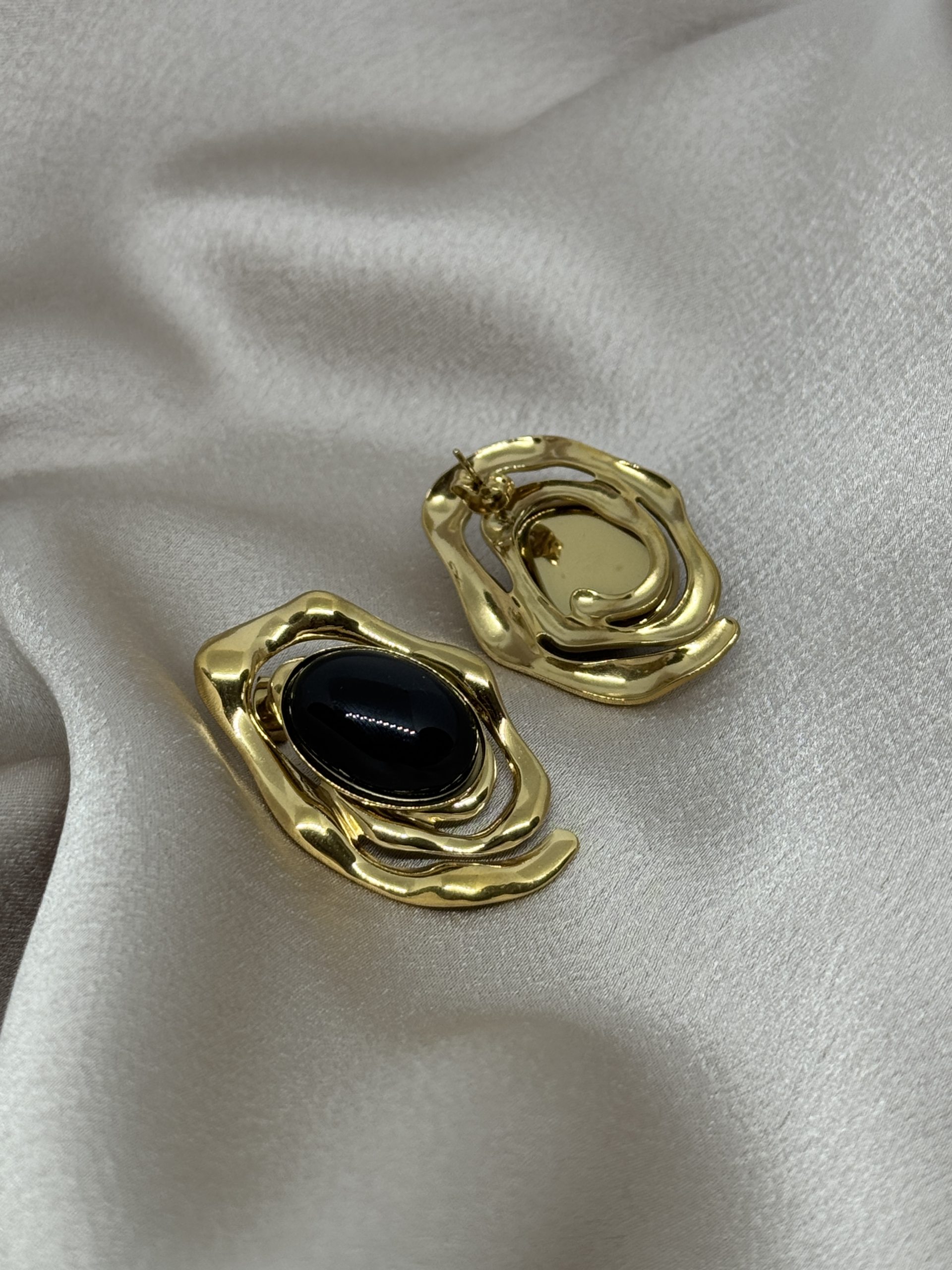 Black Elegance Ατσάλινα Σκουλαρίκια με Χρυσό Ανάγλυφο Πλαίσιο - Image 2
