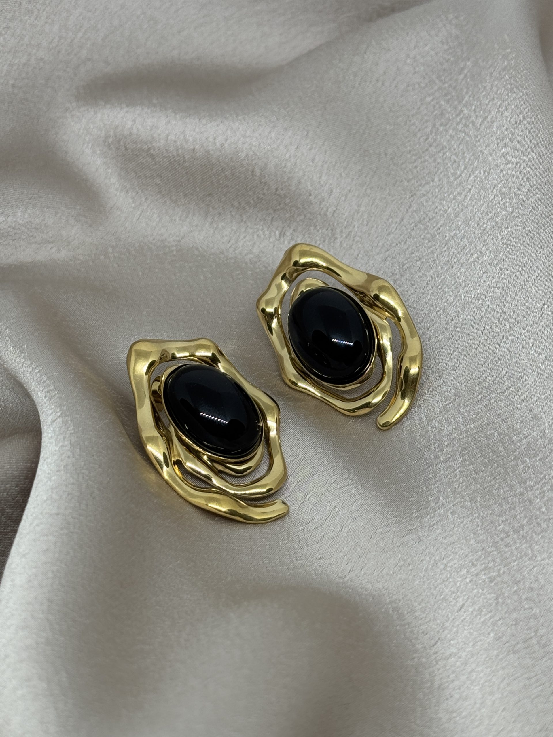 Black Elegance Ατσάλινα Σκουλαρίκια με Χρυσό Ανάγλυφο Πλαίσιο